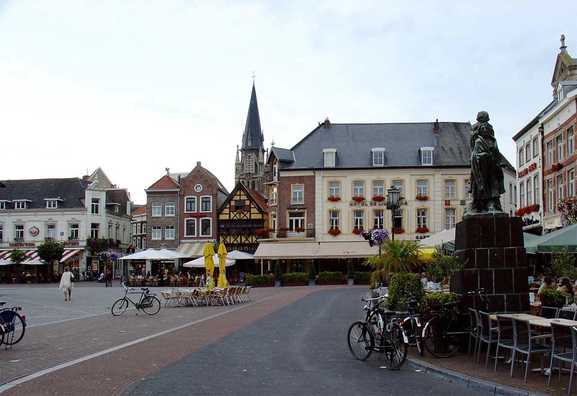 Historische gevels en terrassen aan de Markt in het centrum van Sittard